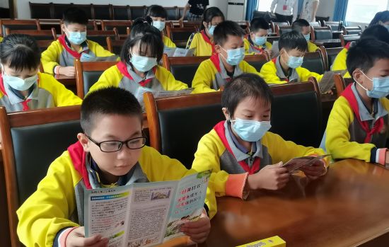 图为学生阅读“扫黄打非”宣传手册。阙兴凤 摄 图为学生阅读“扫黄打非”宣传手册。阙兴凤 摄