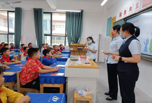 建行重庆市分行深入开展“金融知识普及月”活动。建行重庆分行供图 建行重庆市分行深入开展“金融知识普及月”活动。建行重庆分行供图