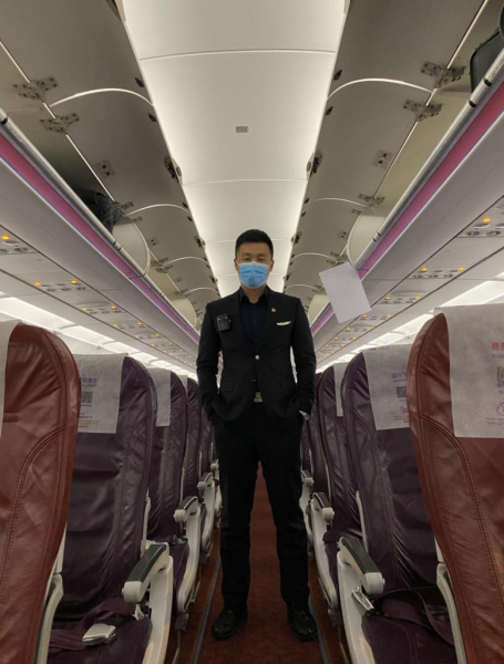 图为高翔作为航空安全员执行航班任务。西部航空供图 图为高翔作为航空安全员执行航班任务。西部航空供图