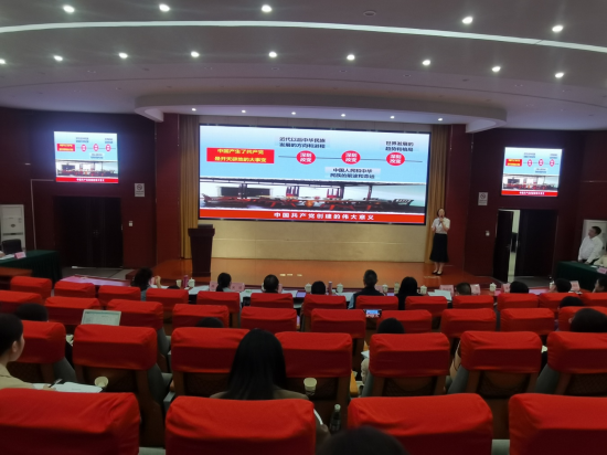 图为参赛选手在授课。 梁平区委统战部 供图 图为参赛选手在授课。 梁平区委统战部 供图