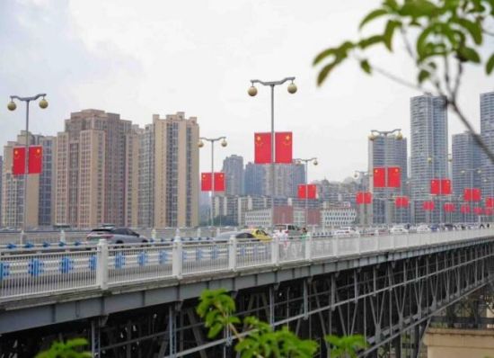 国庆节临近,重庆街头悬挂起国旗,营造出热烈喜庆的节日氛围。 刘力 摄 国庆节临近,重庆街头悬挂起国旗,营造出热烈喜庆的节日氛围。 刘力 摄