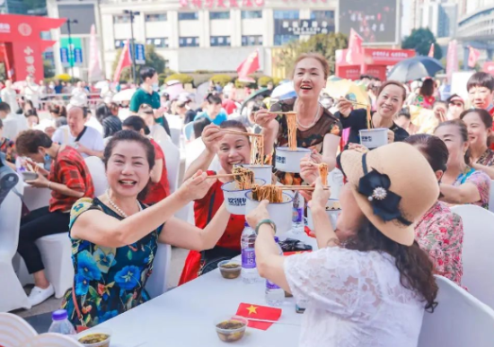 图为往届小面文化节现场照片。主办方供图 图为往届小面文化节现场照片。主办方供图
