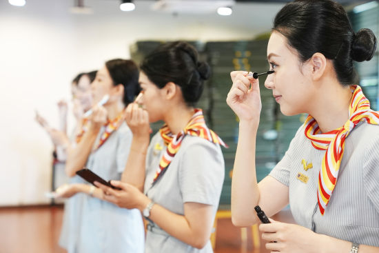 重庆:"空姐"开展服务礼仪培训迎国庆假期