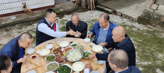 图为“雷锋的士”和老人们一起吃饭。刘建 摄 图为“雷锋的士”和老人们一起吃饭。刘建 摄