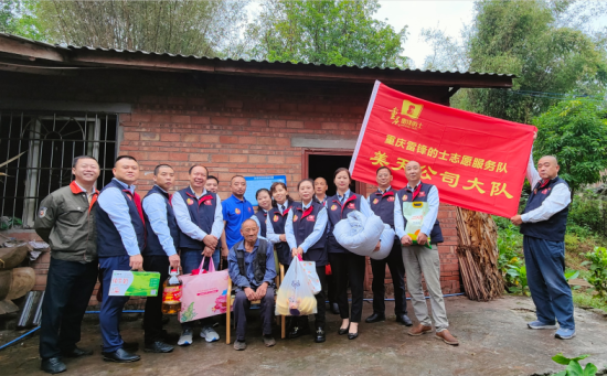 图为参与此次活动的“雷锋的士”合影。刘建 摄 图为参与此次活动的“雷锋的士”合影。刘建 摄