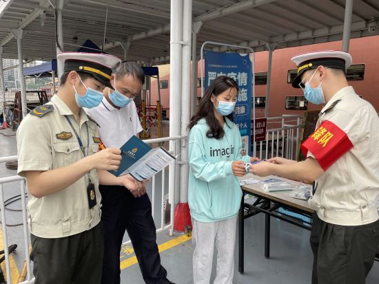 图为执法人员对游客进行宣传。重庆交通执法部门供图 图为执法人员对游客进行宣传。重庆交通执法部门供图