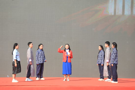 学生们表演的情景剧《红岩颂》。梁钦卿 摄 学生们表演的情景剧《红岩颂》。梁钦卿 摄