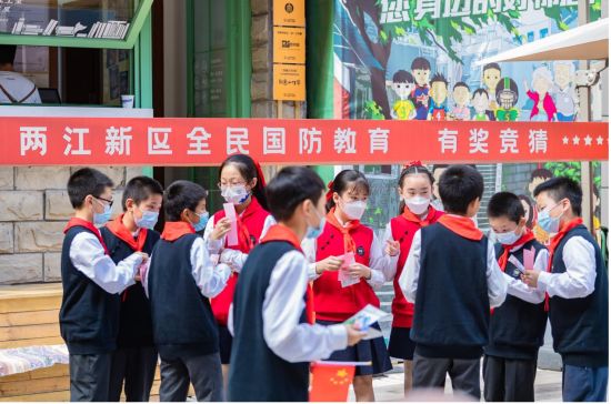 图为国防知识有奖竞猜活动。陈文森摄 图为国防知识有奖竞猜活动。陈文森摄