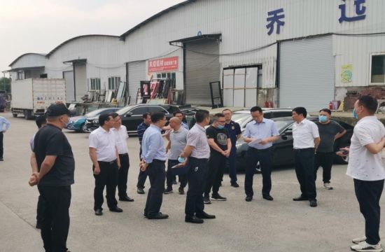 相关单位联合对渝开扬物流场地开展整治工作。翠云街道供图 相关单位联合对渝开扬物流场地开展整治工作。翠云街道供图