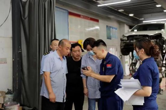 消防队员开展汽车维修企业摸排工作。两江新区消防救援支队供图 消防队员开展汽车维修企业摸排工作。两江新区消防救援支队供图