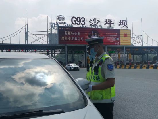 图为高速执法人员在高速路口对车辆进行检查。重庆高速执法部门供图 图为高速执法人员在高速路口对车辆进行检查。重庆高速执法部门供图
