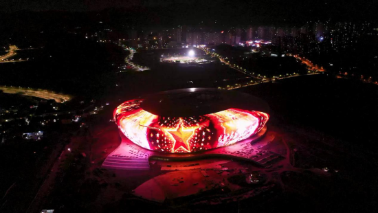 重庆龙兴足球场巨型LED屏。 江于同 摄 重庆龙兴足球场巨型LED屏。 江于同 摄