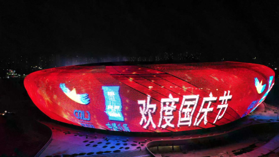 重庆龙兴足球场巨型LED屏。 江于同 摄 重庆龙兴足球场巨型LED屏。 江于同 摄