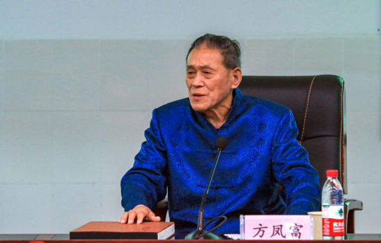 图为方凤富在忠县石宝中学分享他的艺术成就。邓宏 摄 图为方凤富在忠县石宝中学分享他的艺术成就。邓宏 摄