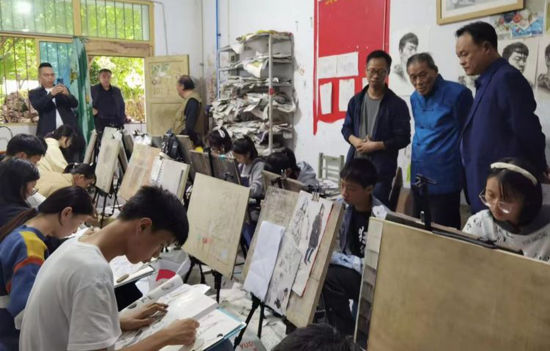 图为方凤富勉励艺术生努力实现自己的艺术梦想。邓宏 摄 图为方凤富勉励艺术生努力实现自己的艺术梦想。邓宏 摄