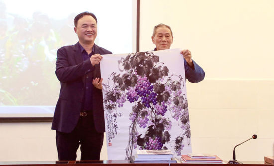 图为方凤富给忠县石宝中学捐赠了一幅他创作的紫葡萄画《硕果飘香》。邓宏 摄 图为方凤富给忠县石宝中学捐赠了一幅他创作的紫葡萄画《硕果飘香》。邓宏 摄