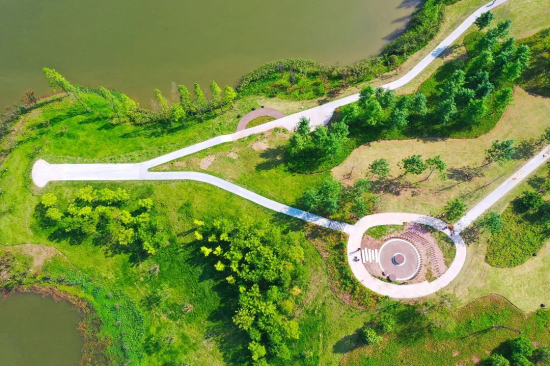 明月湖环湖步道。 明月湖环湖步道。