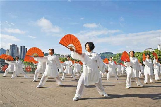 黔江区武陵水岸,区老年太极协会会员在展演太极扇(摄于4月25日)。特约摄影 杨敏/视觉重庆 黔江区武陵水岸,区老年太极协会会员在展演太极扇(摄于4月25日)。特约摄影 杨敏/视觉重庆