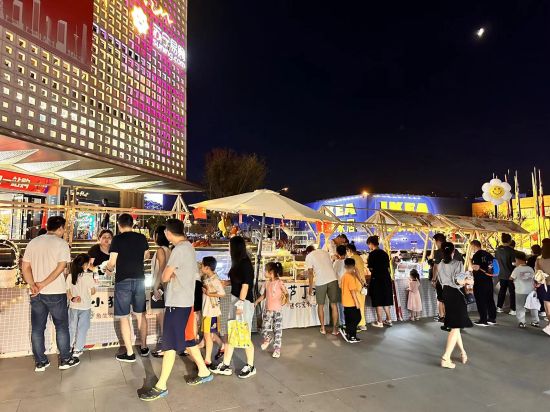 图为夜幕下寸滩国际新城时尚消费区充满烟火气。高科公司供图 图为夜幕下寸滩国际新城时尚消费区充满烟火气。高科公司供图