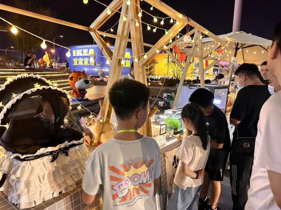 图为小朋友们寸滩国际新城时尚消费区驻足游玩。高科公司供图 图为小朋友们寸滩国际新城时尚消费区驻足游玩。高科公司供图