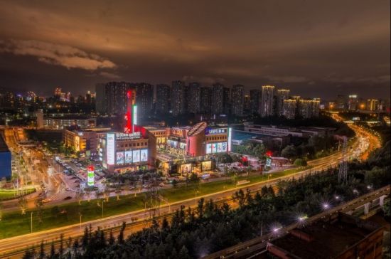 图为夜晚,灯火辉煌的寸滩国际新城时尚消费区。高科公司供图 图为夜晚,灯火辉煌的寸滩国际新城时尚消费区。高科公司供图