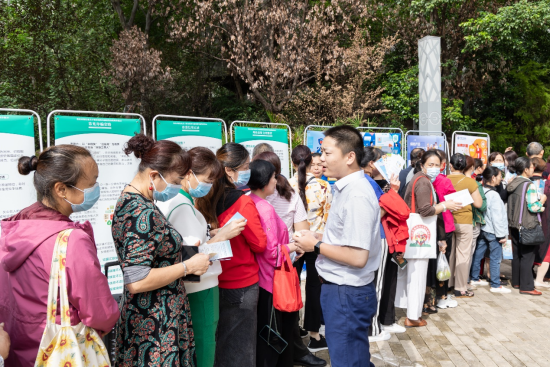 活动现场工作人员向社区群众进行金融知识宣讲。 交通银行重庆市分行供图 活动现场工作人员向社区群众进行金融知识宣讲。 交通银行重庆市分行供图