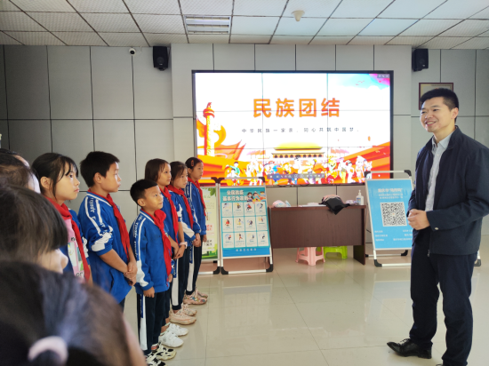 图为沿河乡组织学生开展民族团结进步宣传活动宣讲会。 许言 摄 图为沿河乡组织学生开展民族团结进步宣传活动宣讲会。 许言 摄