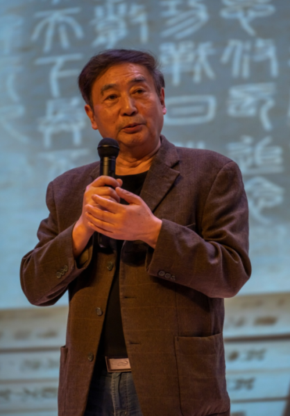 图为著名作家黄济人对职工书屋赞不绝口。李炼 摄 图为著名作家黄济人对职工书屋赞不绝口。李炼 摄