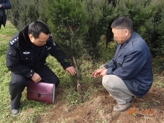 图为冉长寿押解嫌疑人指认作案现场。南川区公安局供图 图为冉长寿押解嫌疑人指认作案现场。南川区公安局供图