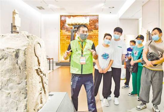 十月十八日,重庆中国三峡博物馆,讲解岗志愿者彭波(左一)在为观众讲解。记者 齐岚森 摄/视觉重庆 十月十八日,重庆中国三峡博物馆,讲解岗志愿者彭波(左一)在为观众讲解。记者 齐岚森 摄/视觉重庆