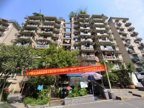 图为畔江楼小区。周毅 摄 图为畔江楼小区。周毅 摄