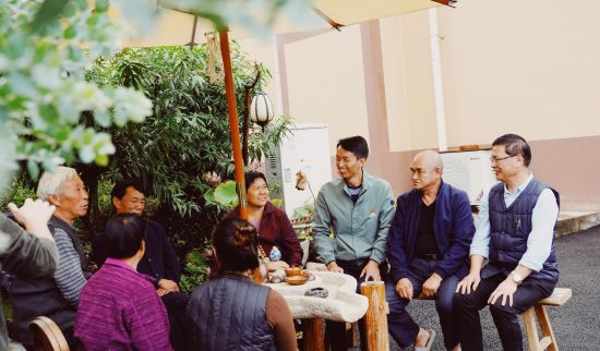 杨衍育和村民们交流谈心。 杨衍育和村民们交流谈心。