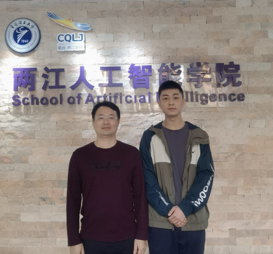 黄晓龙与其指导教师肖汉光教授 两江新区融媒体中心供图 黄晓龙与其指导教师肖汉光教授 两江新区融媒体中心供图