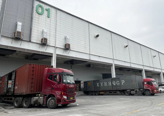 跨境货物运抵综保区 保税港区集团供图 跨境货物运抵综保区 保税港区集团供图