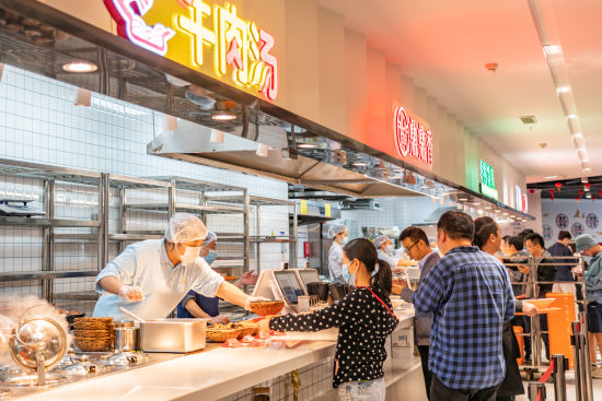 图为企业员工们正在食堂选购餐品。 张霁雯 摄 图为企业员工们正在食堂选购餐品。 张霁雯 摄