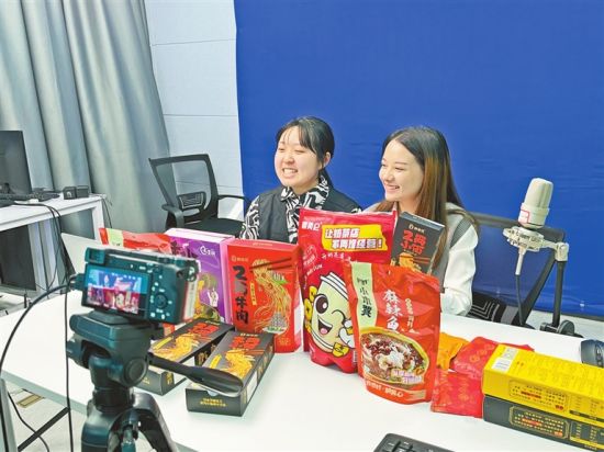 重庆小面直播“带货”现场。 张涵菓 摄 重庆小面直播“带货”现场。 张涵菓 摄