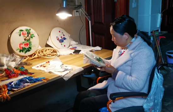 图为村民制作土家织锦。受访者供图 图为村民制作土家织锦。受访者供图
