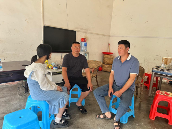 图为女童及其家长前来当面感谢杜有刚(中)。城口县委宣传部供图 图为女童及其家长前来当面感谢杜有刚(中)。城口县委宣传部供图