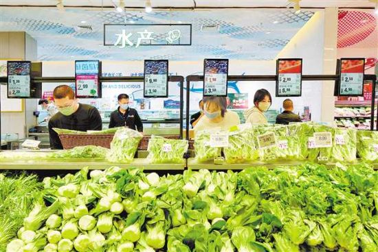 十一月十日,两江新区永辉超市湖彩路店,市民正在挑选蔬果。见习记者 刘旖旎 摄\视觉重庆 十一月十日,两江新区永辉超市湖彩路店,市民正在挑选蔬果。见习记者 刘旖旎 摄\视觉重庆