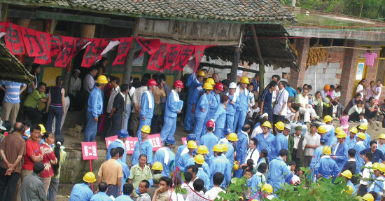 2006年6月24日,国网重庆市电力公司员工来到彭水县毛尖山黄沙村,为27家无电户义务装表接线,推进“户户通电”工程 2006年6月24日,国网重庆市电力公司员工来到彭水县毛尖山黄沙村,为27家无电户义务装表接线,推进“户户通电”工程