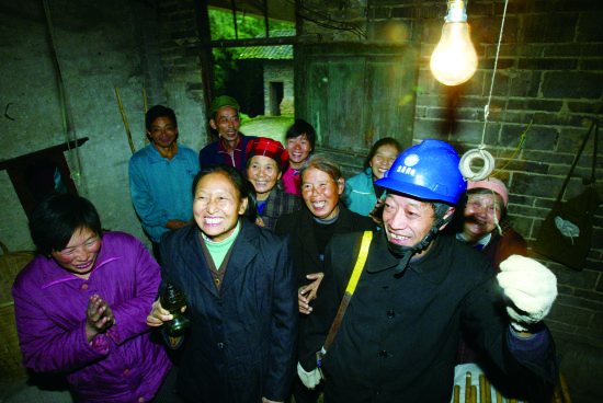 图为2006年12月6日,重庆国家电网供区最后一个“无电户”告别油灯,重庆“户户通电”目标提前一月完成。 国网重庆电力供图 图为2006年12月6日,重庆国家电网供区最后一个“无电户”告别油灯,重庆“户户通电”目标提前一月完成。 国网重庆电力供图