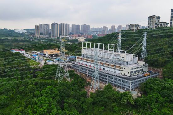 图为国内首座500千伏全户内“吊脚楼”式变电站--500千伏金山变电站全景。 国网重庆电力供图 图为国内首座500千伏全户内“吊脚楼”式变电站--500千伏金山变电站全景。 国网重庆电力供图