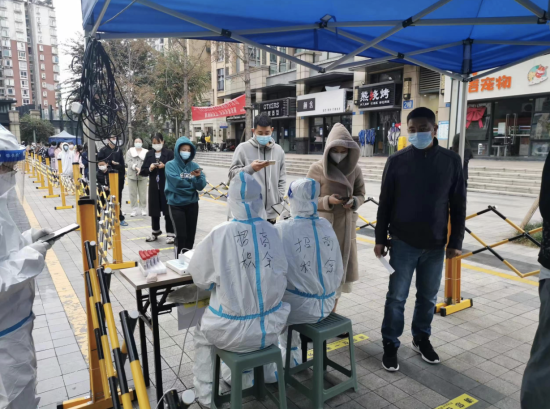 招商积余工作人员协助核酸检测工作 招商积余工作人员协助核酸检测工作