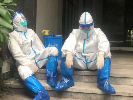 天骄智慧服务工作人员抽空休息 天骄智慧服务工作人员抽空休息