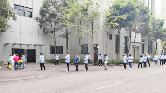 图为协调社区为园区闭环生产企业提供上门核酸检测服务。 受访者供图 图为协调社区为园区闭环生产企业提供上门核酸检测服务。 受访者供图