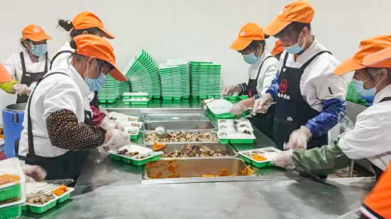 图为为园区企业准备热腾腾的饭菜。 受访者供图 图为为园区企业准备热腾腾的饭菜。 受访者供图