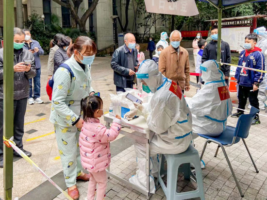图为甘露在小区核酸检测点工作。 受访者供图 图为甘露在小区核酸检测点工作。 受访者供图