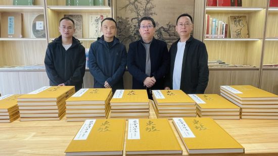 图为《苏轼书法全集》编纂团队部分成员合影。西南大学供图 图为《苏轼书法全集》编纂团队部分成员合影。西南大学供图