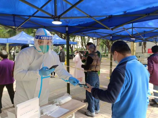 赵辰为市民核验渝康码 赵辰为市民核验渝康码