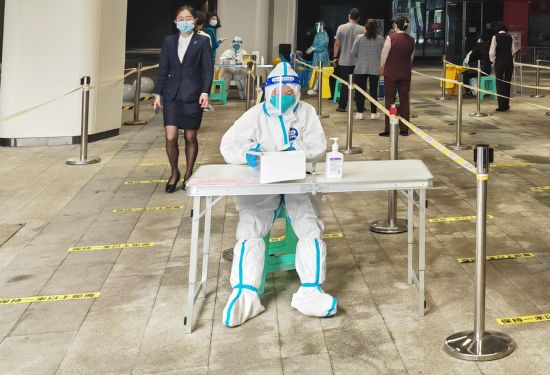参与防疫工作中的李昱桔 参与防疫工作中的李昱桔